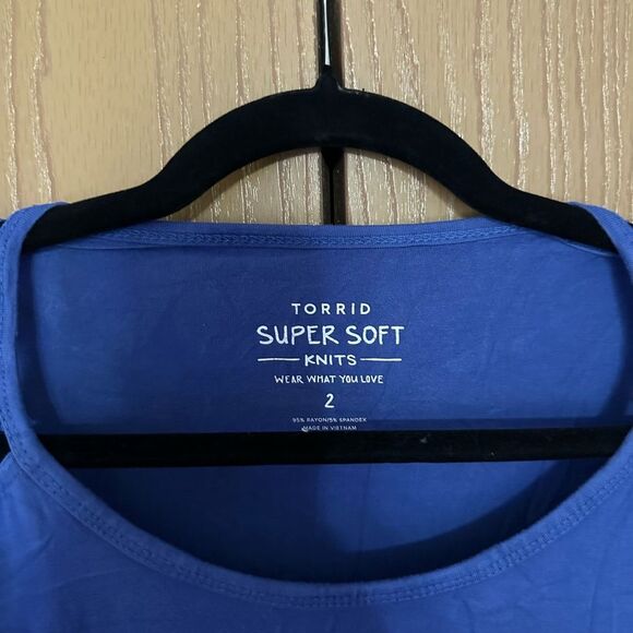 Torrid. Blue Fade cold shoulder tee. Lane Bryant. Size 2X - Picture 2 of 3